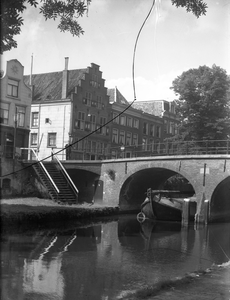 816668 Gezicht op de Geertebrug over de Oudegracht te Utrecht, met de huizen Oudegracht 323 (geheel links) -lager.